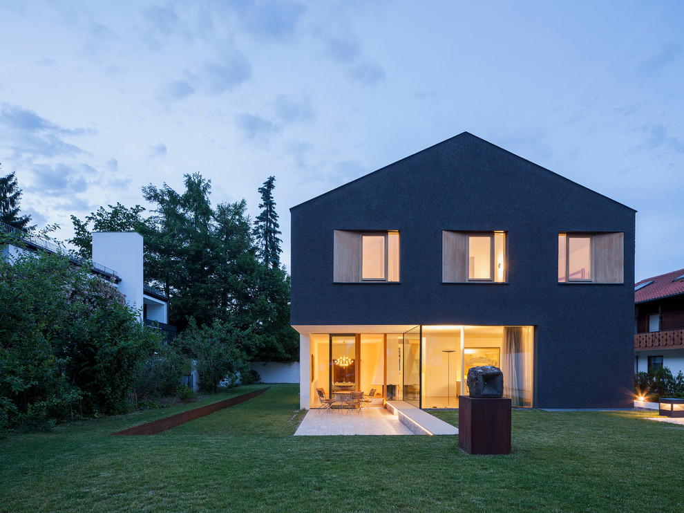 Идея дизайна: двухэтажный, серый, большой дом в стиле модернизм с двускатной крышей