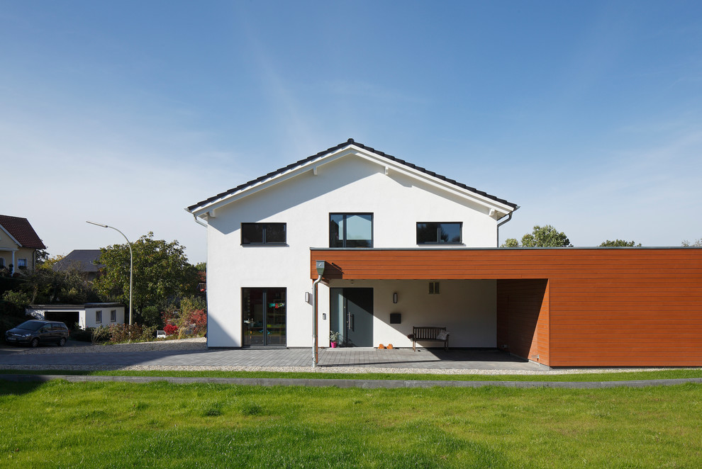 Mittelgroßes, Zweistöckiges Modernes Haus mit weißer Fassadenfarbe und Satteldach in Dortmund