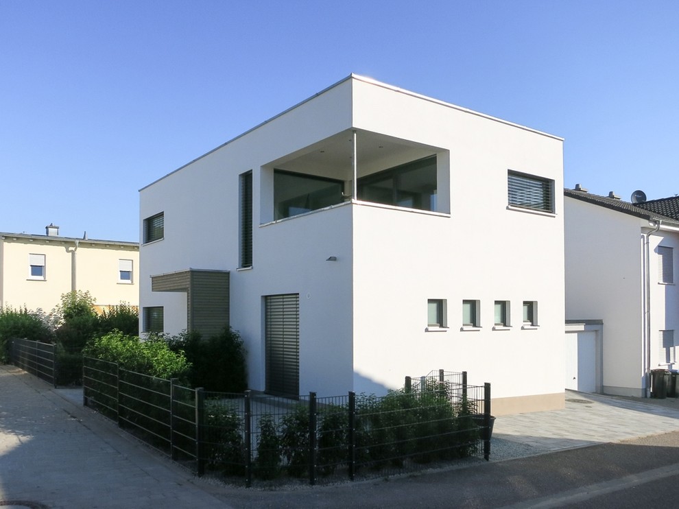 Kleines, Zweistöckiges Modernes Haus mit Putzfassade, weißer Fassadenfarbe und Flachdach in Frankfurt am Main