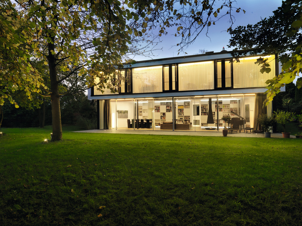 Großes, Zweistöckiges Modernes Einfamilienhaus mit Glasfassade und Flachdach in Köln