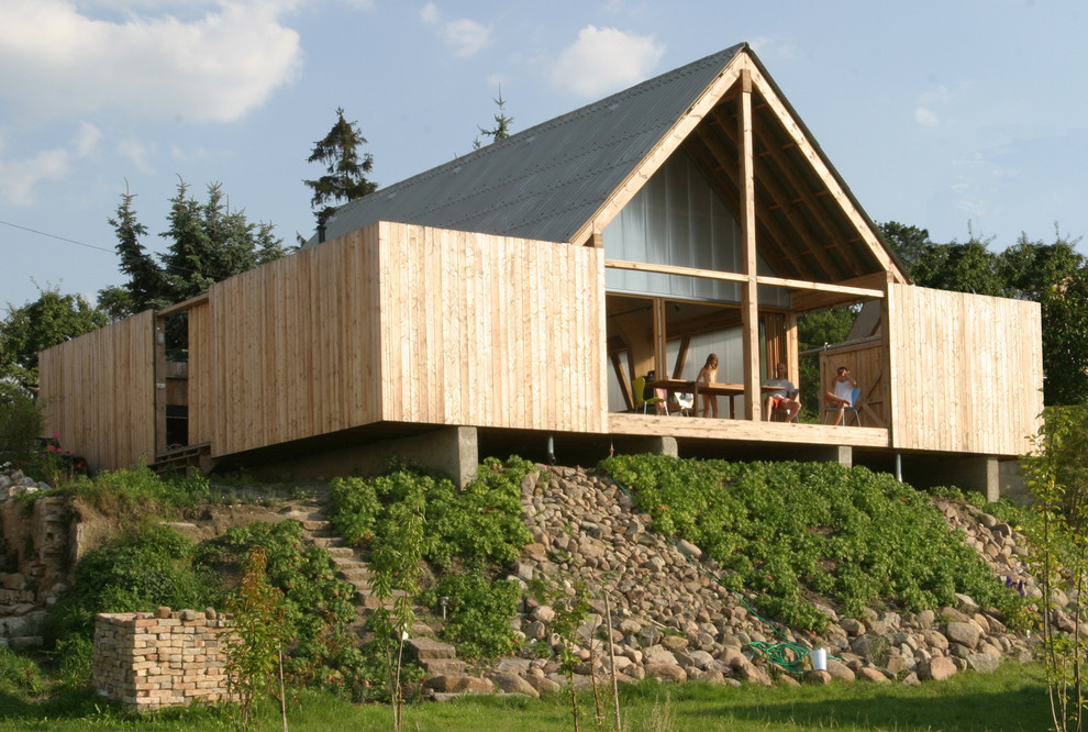 Foto de fachada contemporánea de tamaño medio de dos plantas con revestimiento de madera y tejado a dos aguas