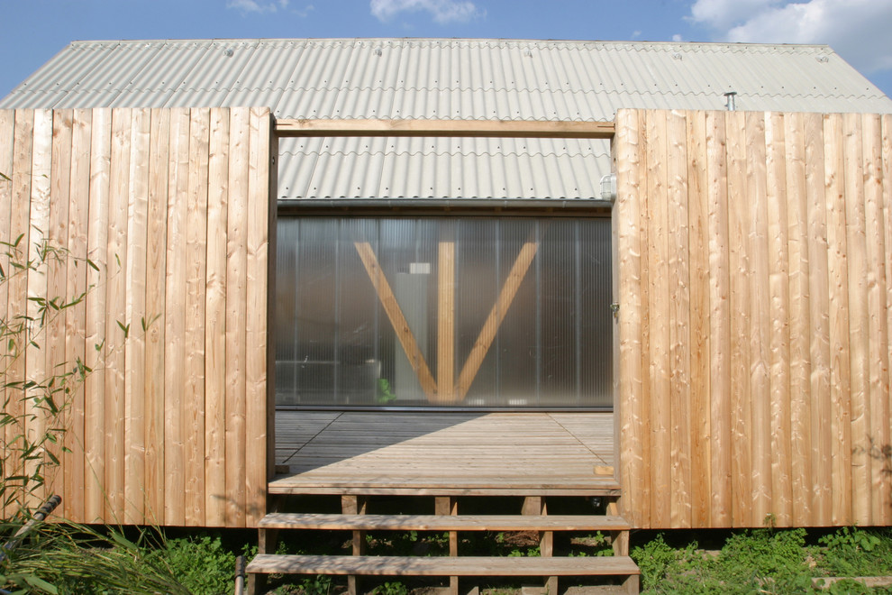Ispirazione per la facciata di una casa contemporanea a due piani di medie dimensioni con rivestimento in legno e tetto a capanna