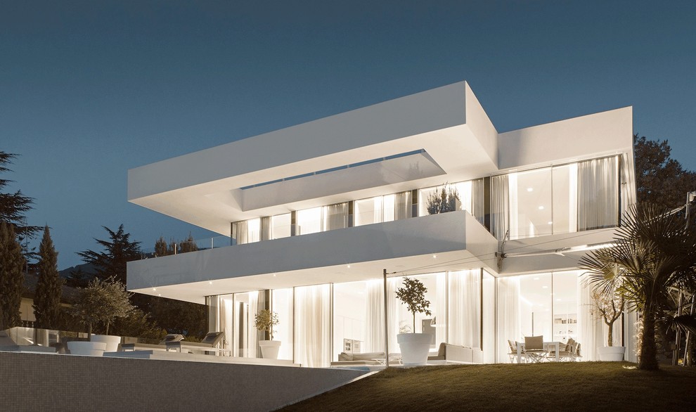 Cette image montre une façade de maison design.