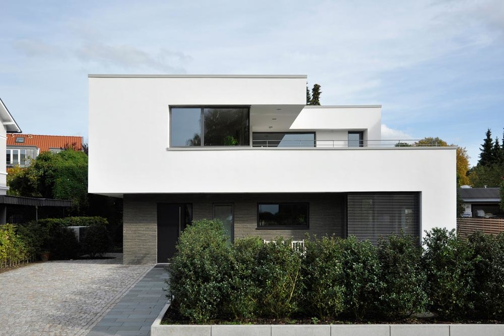 Zweistöckiges, Mittelgroßes Modernes Haus mit weißer Fassadenfarbe, Flachdach und Mix-Fassade in Hamburg