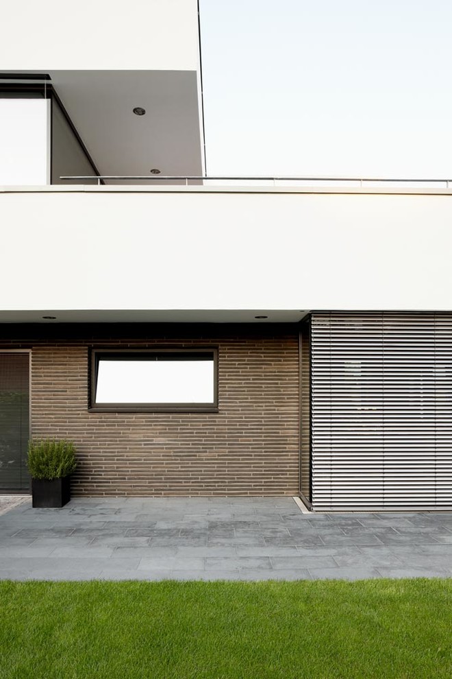 Diseño de fachada actual de tamaño medio con revestimientos combinados