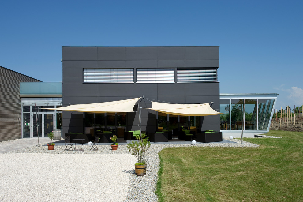 Идея дизайна: двухэтажный, черный дом среднего размера в современном стиле с плоской крышей