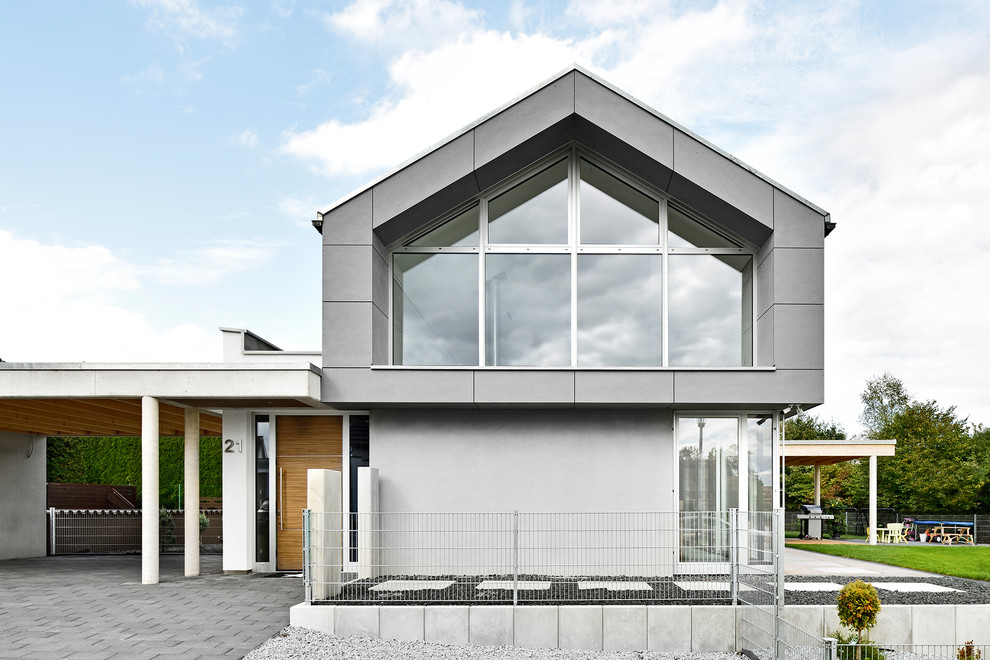 Zweistöckiges Modernes Einfamilienhaus mit Betonfassade, grauer Fassadenfarbe, Satteldach und Ziegeldach in Nürnberg
