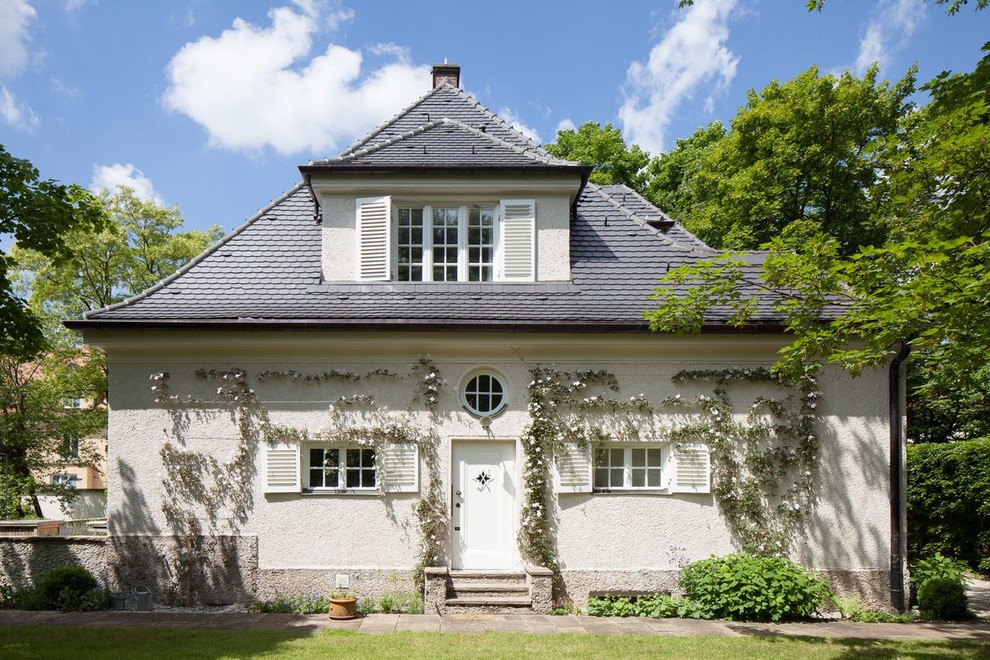 Ispirazione per la facciata di una casa beige classica a due piani di medie dimensioni con tetto a mansarda