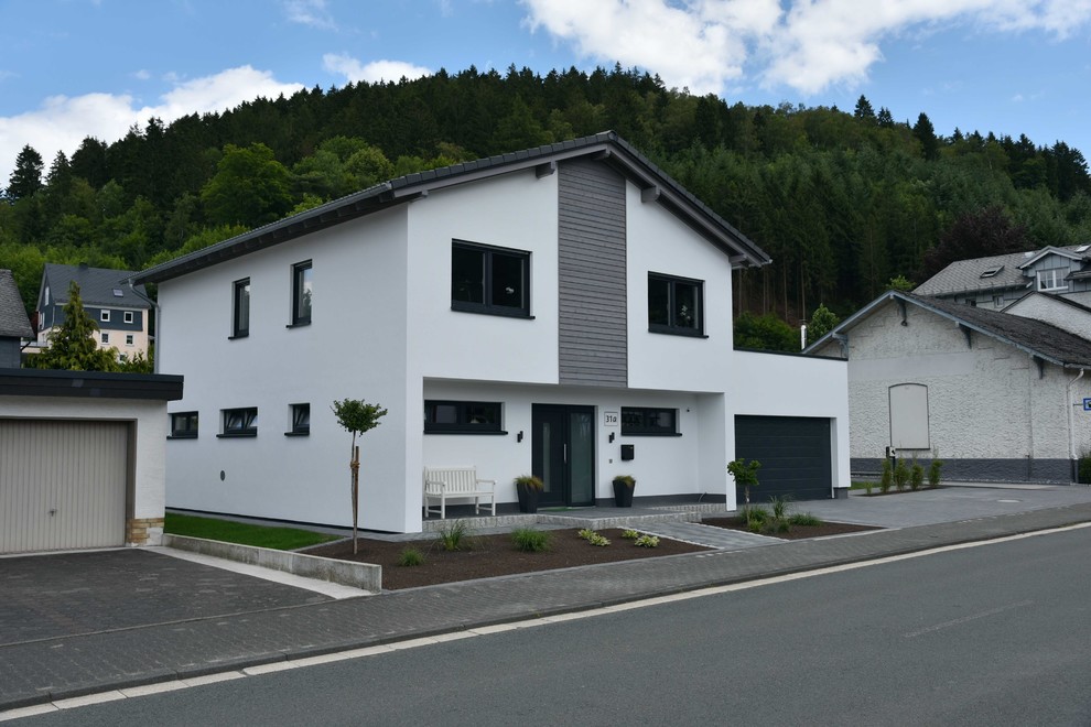Zweistöckiges Modernes Einfamilienhaus mit Mix-Fassade und weißer Fassadenfarbe in Sonstige