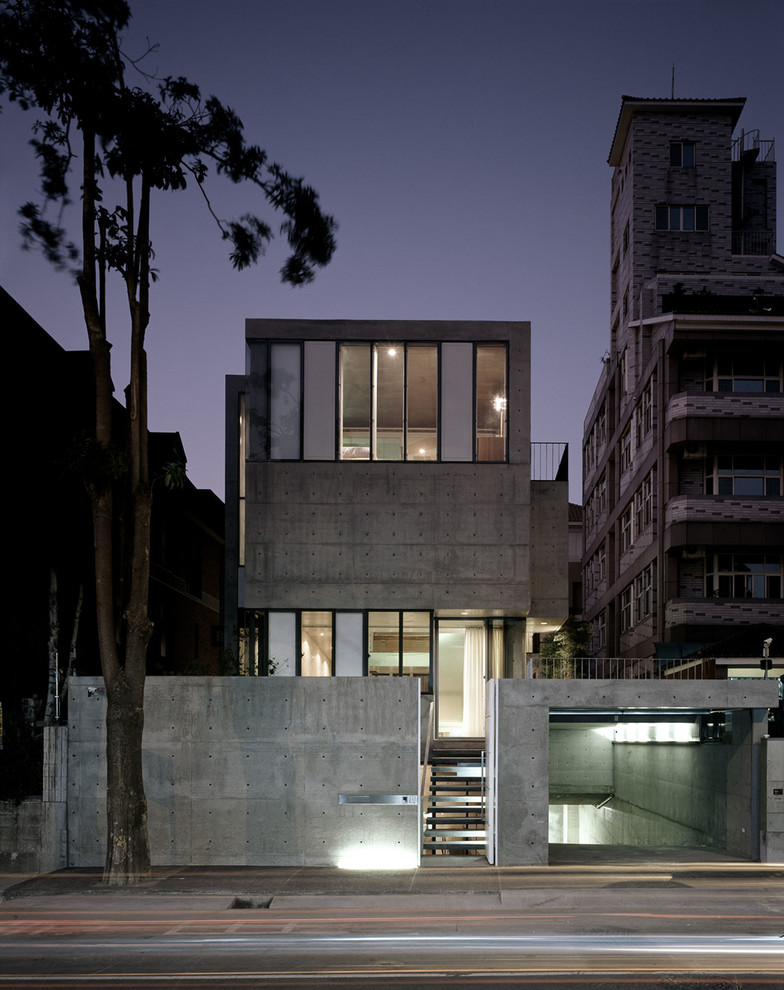 Свежая идея для дизайна: огромный, двухэтажный, серый частный загородный дом в стиле лофт с облицовкой из бетона и плоской крышей - отличное фото интерьера
