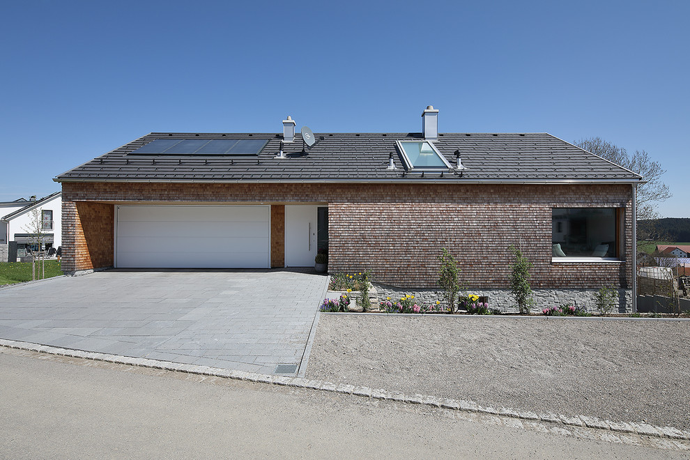 Cette photo montre une façade de maison beige tendance de taille moyenne et à un étage avec un revêtement mixte, un toit à deux pans et un toit en shingle.