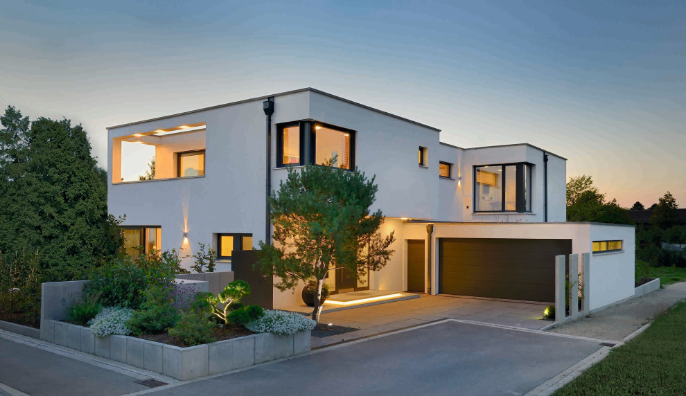 Zweistöckiges Modernes Einfamilienhaus mit weißer Fassadenfarbe und Flachdach in Sonstige