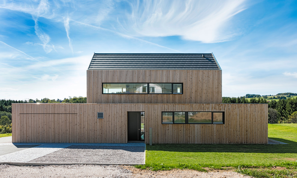 Zweistöckiges, Mittelgroßes Modernes Haus mit Blechdach und brauner Fassadenfarbe in Sonstige