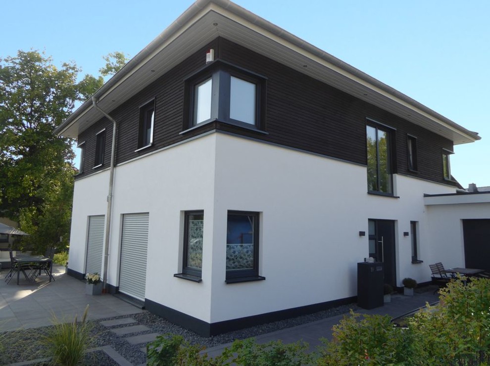 Zweistöckiges Modernes Einfamilienhaus mit Mix-Fassade in Sonstige