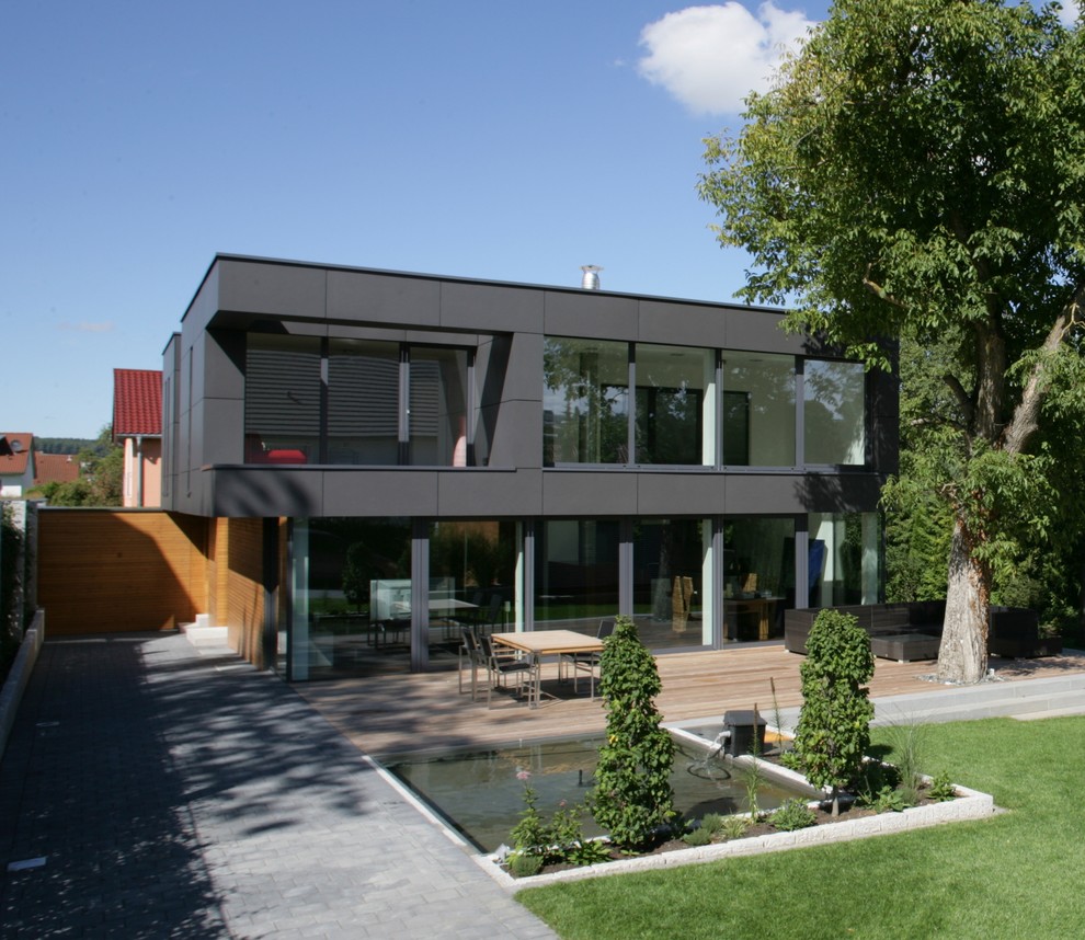 Mittelgroßes, Zweistöckiges Modernes Einfamilienhaus mit schwarzer Fassadenfarbe und Flachdach in Stuttgart