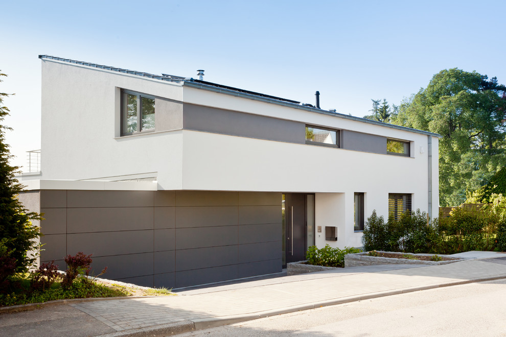 Zweistöckiges, Mittelgroßes Modernes Haus mit weißer Fassadenfarbe und Pultdach in Köln