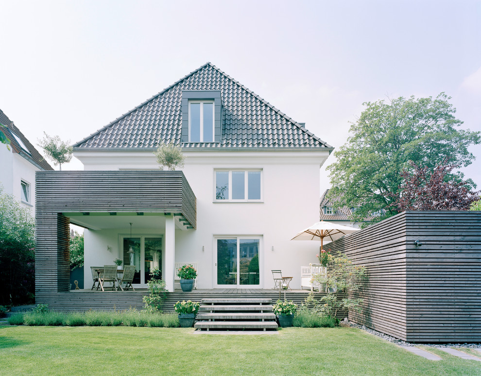 Источник вдохновения для домашнего уюта: трехэтажный, белый дом среднего размера в современном стиле с вальмовой крышей