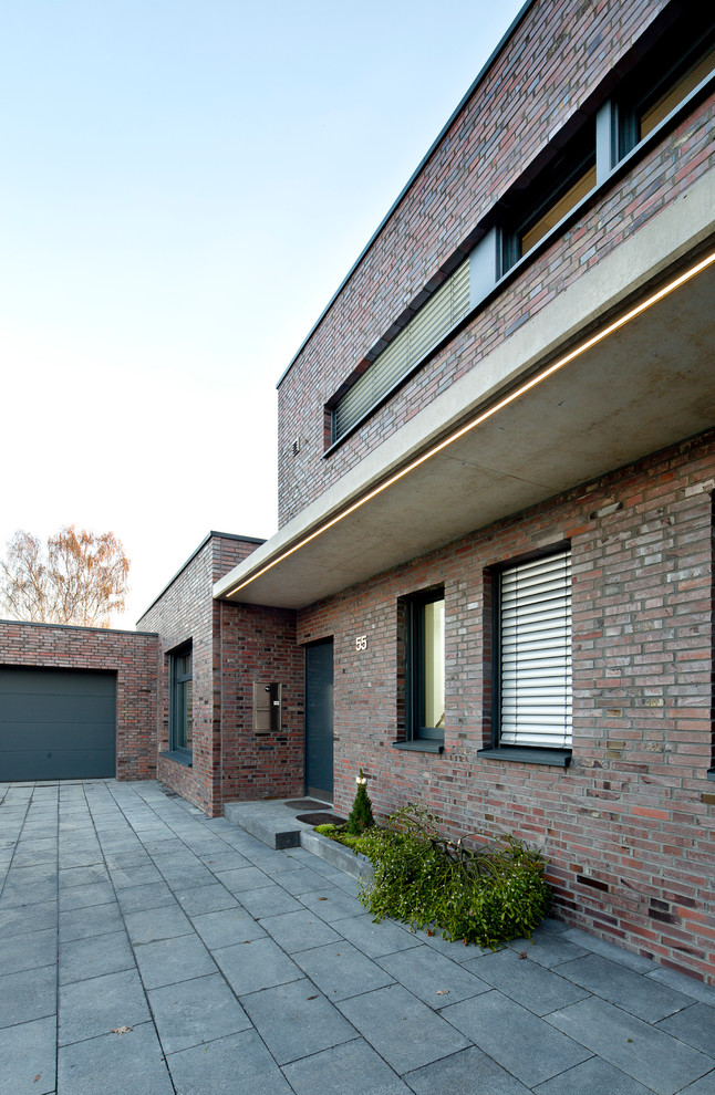 Design ideas for a contemporary house exterior in Dusseldorf.