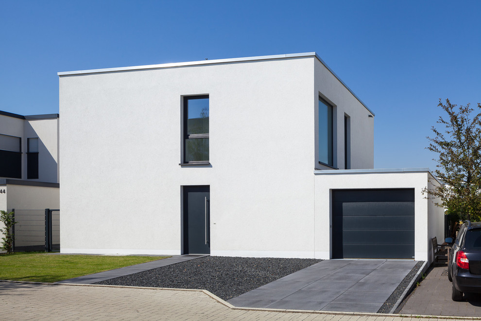 Zweistöckiges Modernes Haus mit weißer Fassadenfarbe und Flachdach in Köln