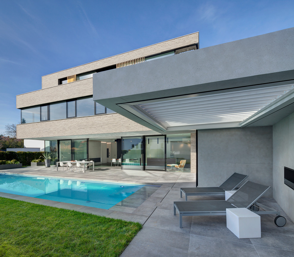 Inspiration for a large modern beige three-story exterior home remodel in Munich