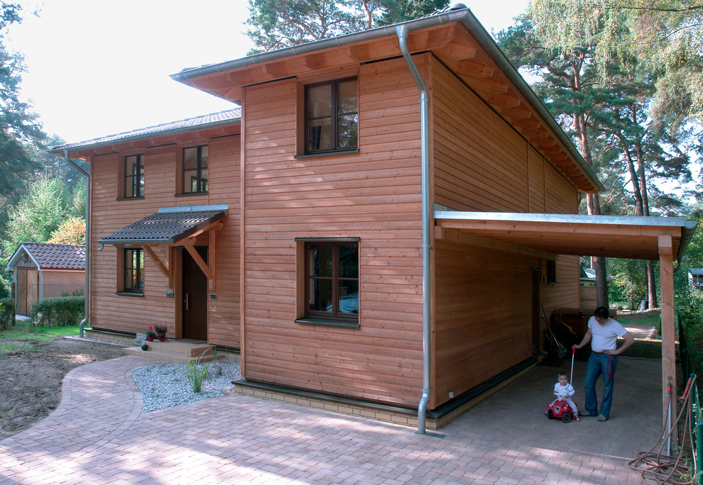 Inredning av ett brunt hus, med två våningar och tak med takplattor