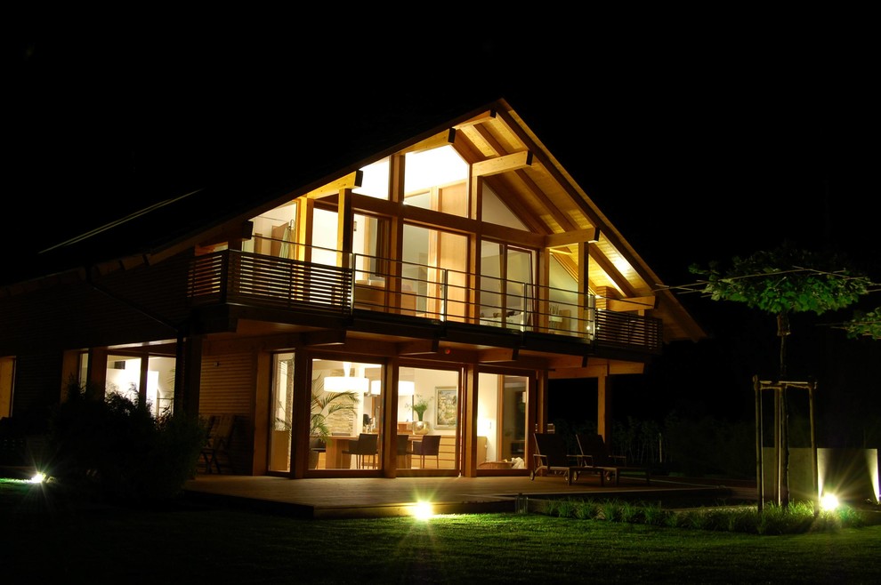 Mittelgroßes, Zweistöckiges Rustikales Haus mit brauner Fassadenfarbe, Satteldach und Ziegeldach in Sonstige