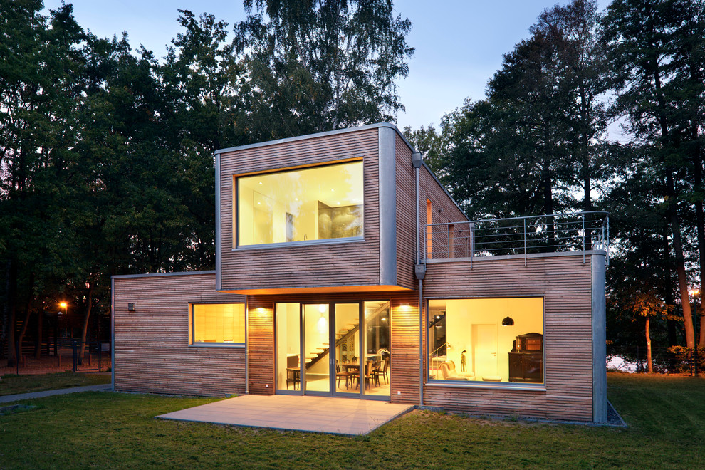 Réalisation d'une façade de maison marron design en bois à un étage et de taille moyenne avec un toit plat.