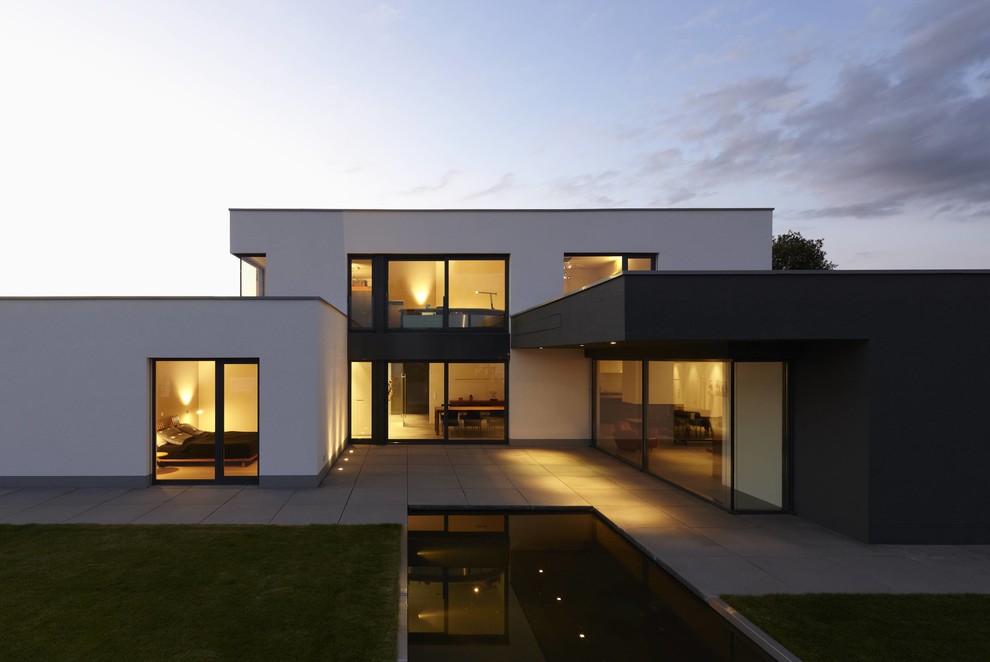 Idées déco pour une façade de maison contemporaine.