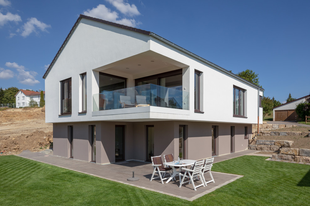 Mittelgroßes, Zweistöckiges Einfamilienhaus mit Satteldach und Ziegeldach in Stuttgart