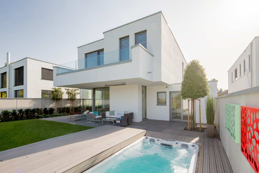 Großes, Zweistöckiges Modernes Einfamilienhaus mit Putzfassade, weißer Fassadenfarbe und Flachdach in Düsseldorf
