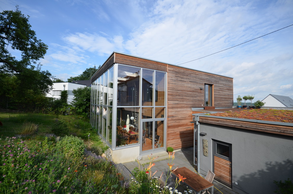 Große, Zweistöckige Moderne Holzfassade Haus mit Flachdach in Berlin