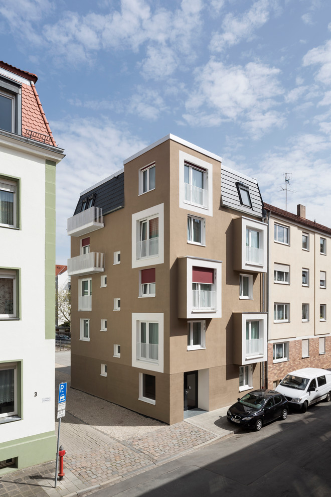ニュルンベルクにあるコンテンポラリースタイルのおしゃれな家の外観 (漆喰サイディング、アパート・マンション) の写真