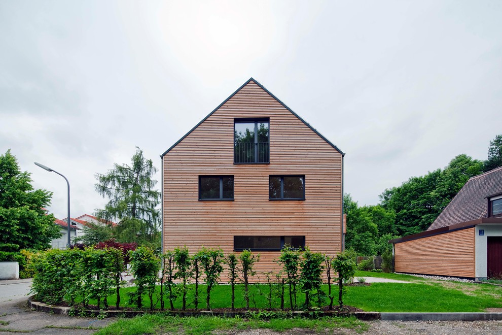 Diseño de fachada de casa pareada marrón y gris contemporánea de tamaño medio de tres plantas con revestimiento de madera, tejado a dos aguas, tejado de teja de barro y tablilla
