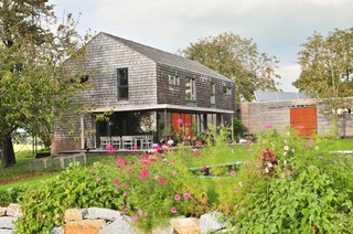Holzhaus im amerikanischen Stil mit Holzvertäfelung - Modern - Häuser