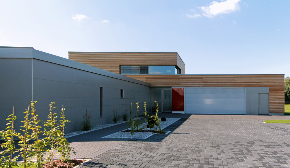 Inspiration for a contemporary house exterior in Hanover.