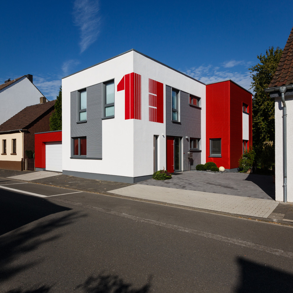 Geräumiges, Zweistöckiges Modernes Einfamilienhaus mit Flachdach, bunter Fassadenfarbe und Mix-Fassade in Sonstige