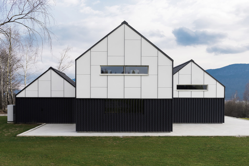 Esempio della facciata di una casa grande nera contemporanea a due piani con tetto a capanna
