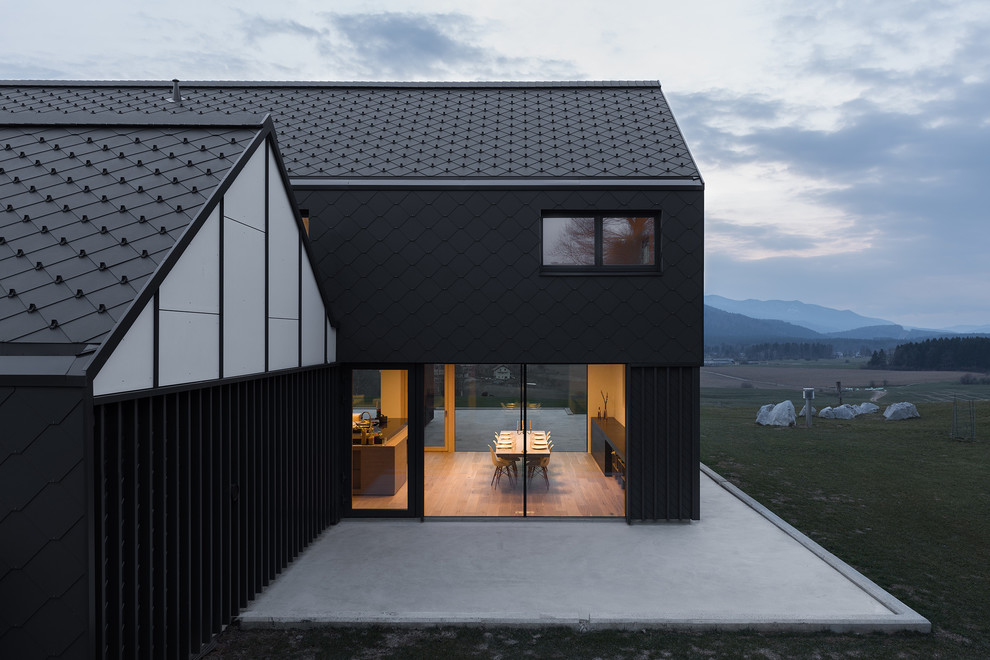 Idee per la facciata di una casa grande nera contemporanea a due piani con tetto a capanna