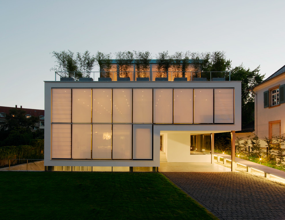 Großes, Zweistöckiges Modernes Haus mit Flachdach in Berlin