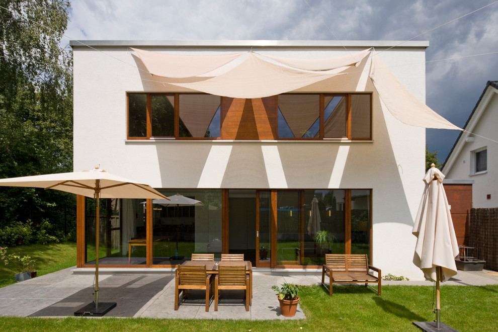 Mittelgroßes, Zweistöckiges Modernes Haus mit weißer Fassadenfarbe und Flachdach in Dortmund