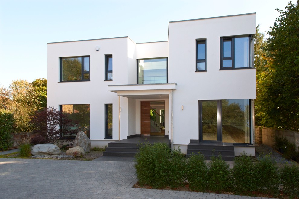 Immagine della facciata di una casa bianca contemporanea a due piani di medie dimensioni con tetto piano