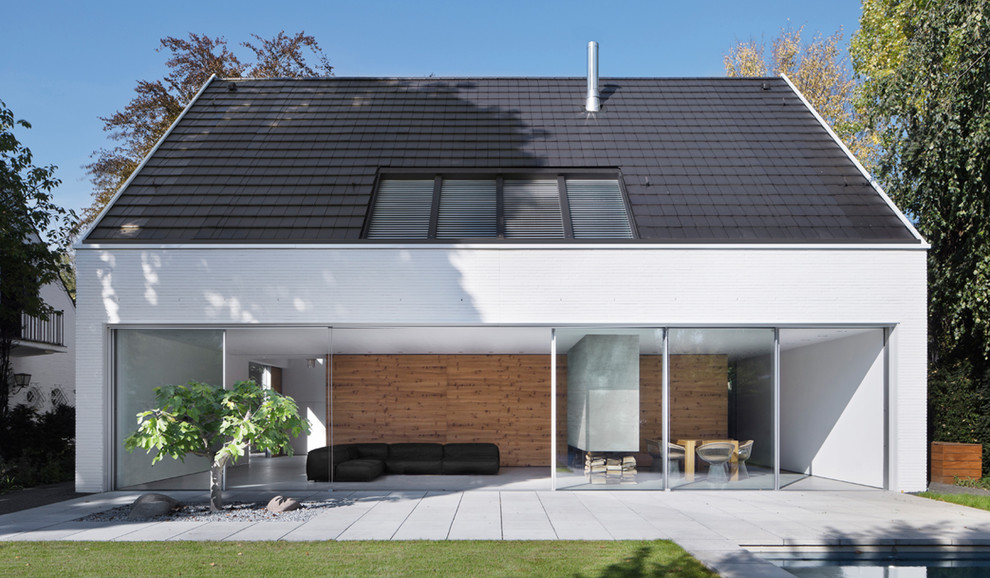 Mittelgroßes, Zweistöckiges Modernes Haus mit weißer Fassadenfarbe und Satteldach in Düsseldorf