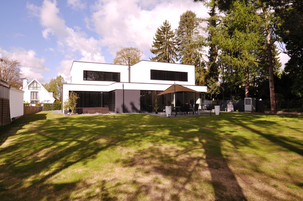 Geräumiges, Zweistöckiges Modernes Einfamilienhaus mit Putzfassade, weißer Fassadenfarbe und Flachdach in Düsseldorf