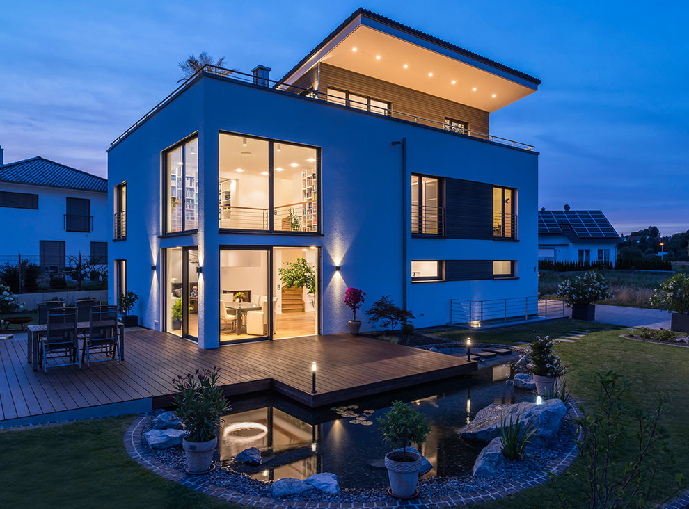 Zweistöckiges Modernes Haus mit weißer Fassadenfarbe und Pultdach in Sonstige