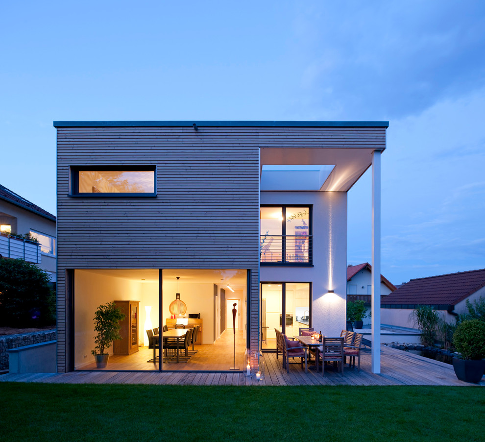 Große, Zweistöckige Moderne Holzfassade Haus mit Flachdach in Sonstige