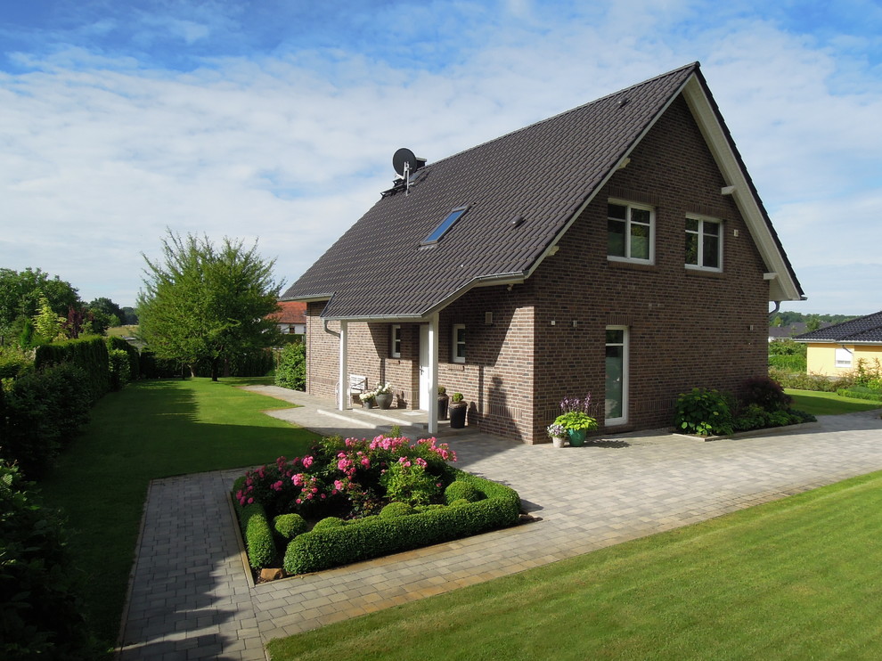 Diseño de fachada de casa marrón contemporánea de tamaño medio de dos plantas con revestimiento de ladrillo, tejado a dos aguas y tejado de teja de barro