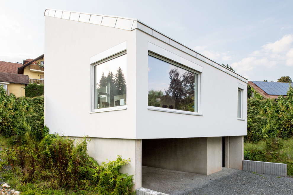 Zweistöckiges Modernes Haus mit Putzfassade, weißer Fassadenfarbe und Satteldach in Nürnberg