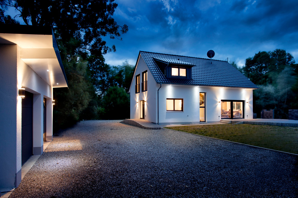 Kleines, Zweistöckiges Modernes Einfamilienhaus mit Putzfassade, weißer Fassadenfarbe, Satteldach und Ziegeldach