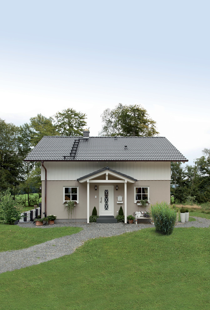 Идея дизайна: двухэтажный частный загородный дом в стиле кантри с комбинированной облицовкой, двускатной крышей и черепичной крышей