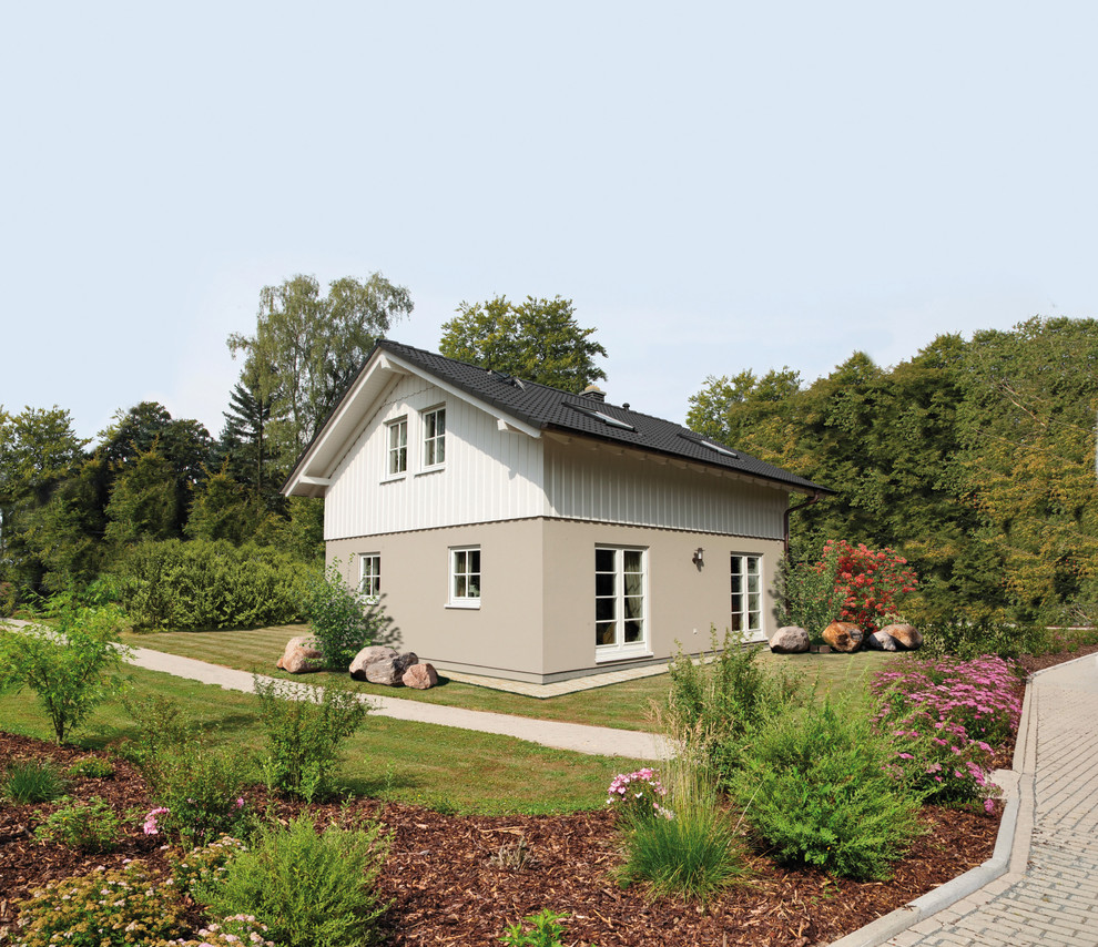 Стильный дизайн: маленький, двухэтажный частный загородный дом в стиле кантри с двускатной крышей, комбинированной облицовкой и черепичной крышей для на участке и в саду - последний тренд
